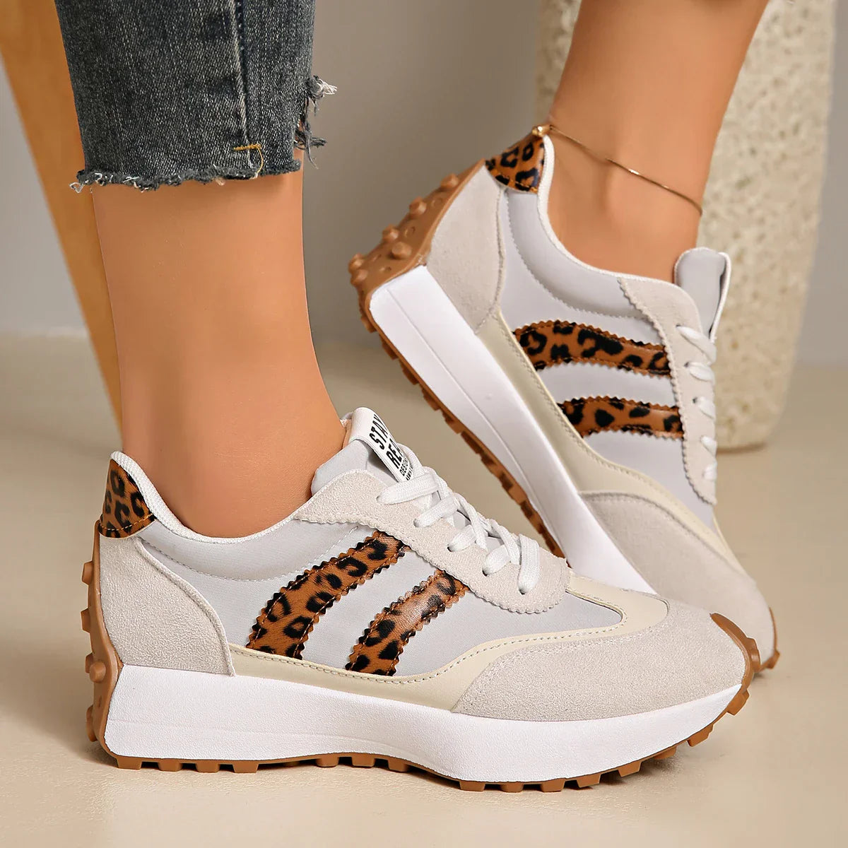 Gestreifte Freizeit-Sneaker CloudLane | Off-White mit Leopardenmuster