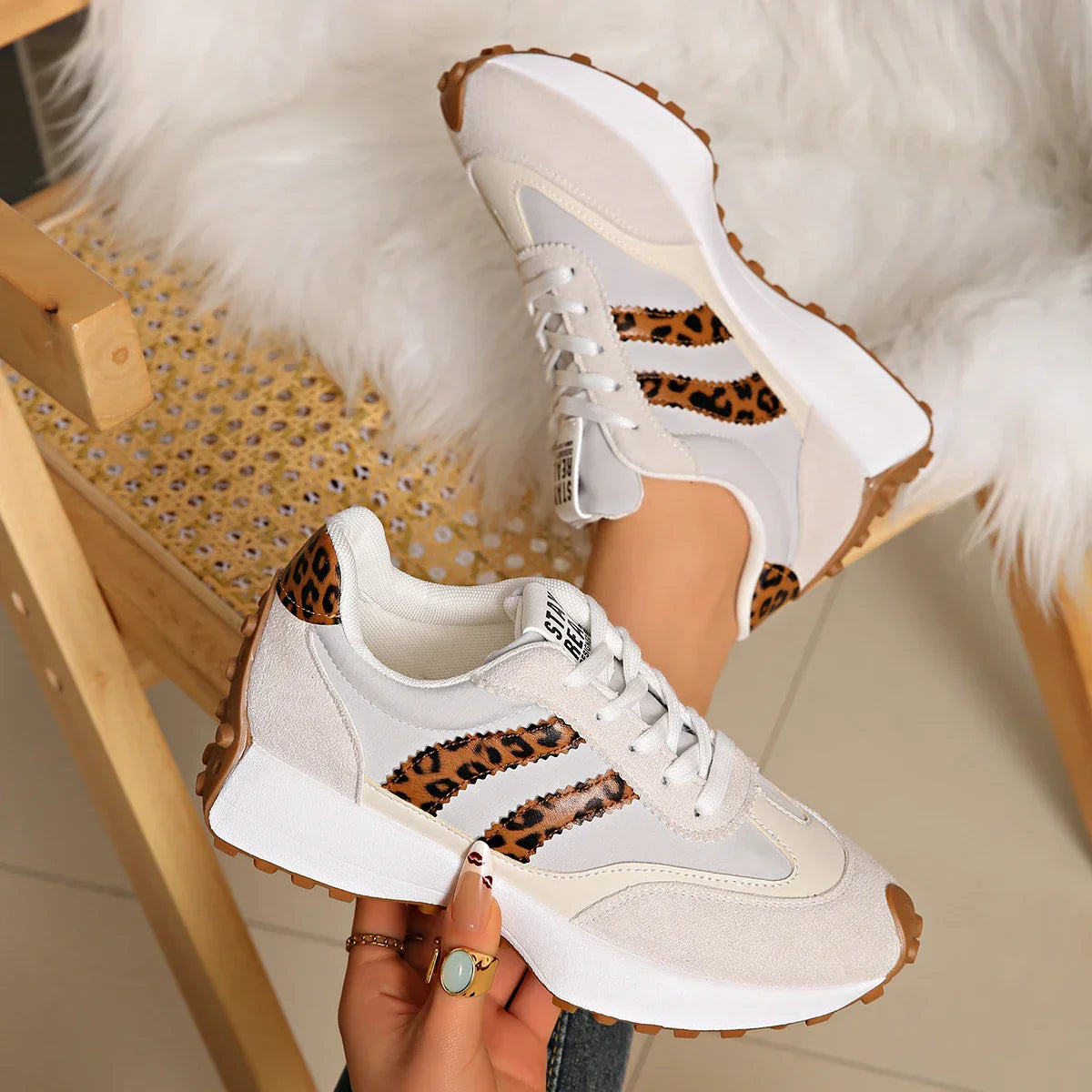 Gestreifte Freizeit-Sneaker CloudLane | Off-White mit Leopardenmuster