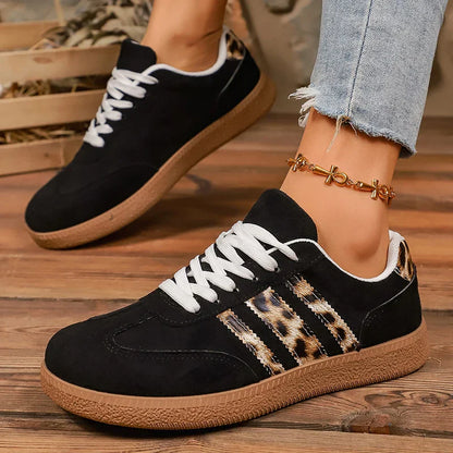 Retro-Sneaker im Samba-Stil in Schwarz mit Leopardenmuster